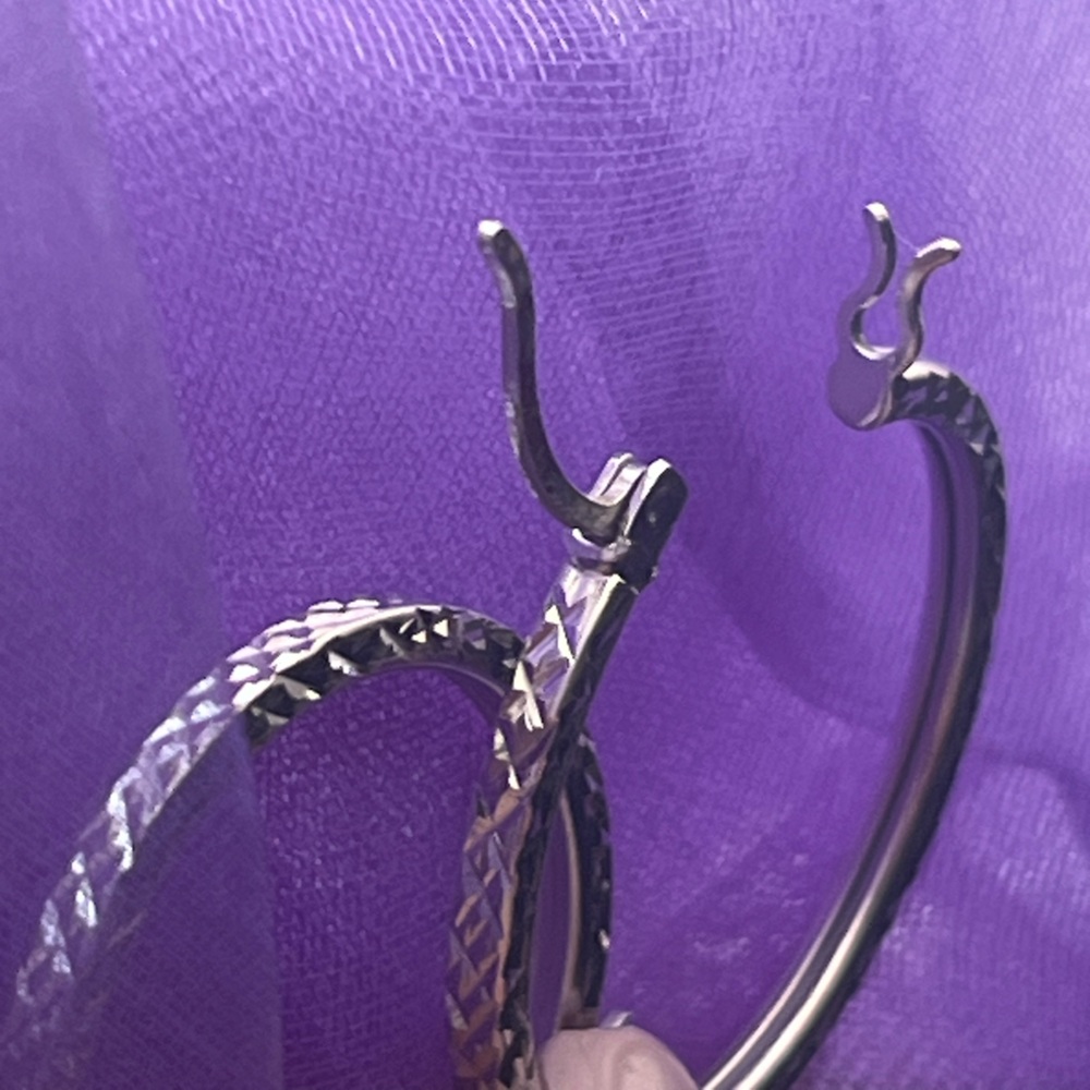 1 inch Diamond-Cut Oval Hoop Earrings in 14K White Gold - Picture 5 of 9